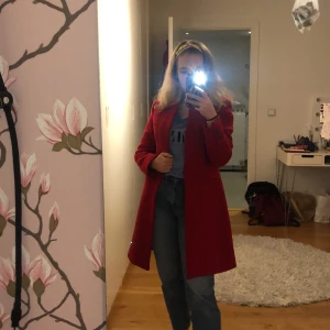 Röd kavaj XS - Perfekt höstkavaj! Använd men fortfarande i bra skick. Köpte den för tre år sedan men har inte kunnat använda den under senaste året då den är lite förliten. Jag har tyckt om den jättemycket och väldigt snygg på!