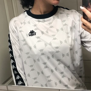 Kappa tröja - Snygg långarmad tröja från Urban Outfiters! I god skick! Köparen står för frakt!