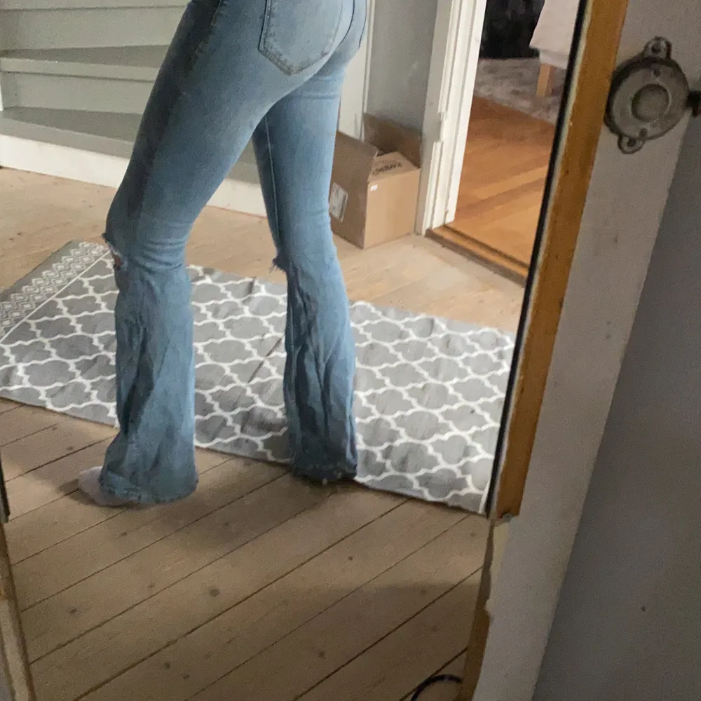 Ljusblåa bootcut jeans från Zara med egengjorda hål! Sköna och sitter jättebra, de är i stl S men skulle nog kunna passa någon som har XS. Jag är 164 cm och de sitter perfekt i längden. Köptes för 500kr💞  . Jeans & Byxor.
