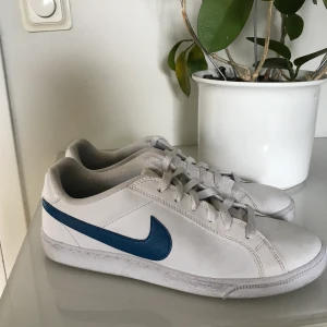 nike sneakers - court majestic - bekväma nike sneakers i modellen court majestic. Strl 41. 150kr + frakt