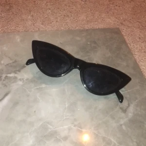 Solglasögon - Svarta as coola solglasögon. Buda från 30kr högsta budet: 35kr