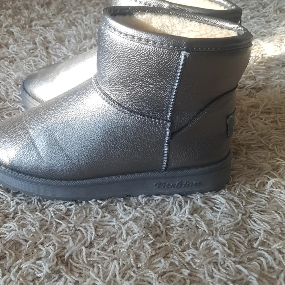 Uggs (ish) riktigt sköna fluffiga varma skor för vintern i silver . Skor.