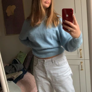 Blå tröja från Gina Tricot - En varm tröja från Gina i en sååå fin blå färg!!💎 Passar både till hösten och våren!😁 Storlek M.
