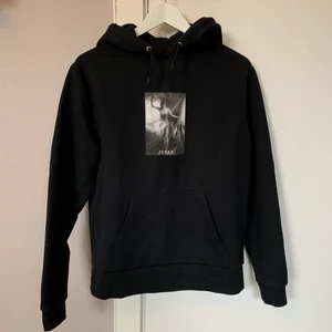 Svart hoodie med tryck  - Tröja i mycket bra skick, även fast den är mycket använd!