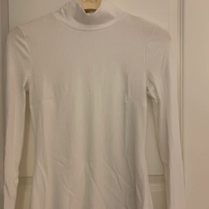 Polotröja - Säljer denna jättefina ribbade polotröja från Nelly, använd 1-2ggr. Jättefin nu i höst, säljer för 60kr+ frakt💕