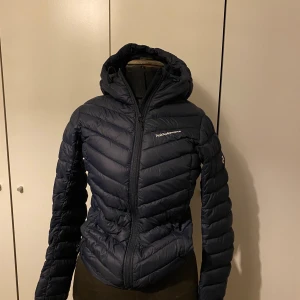 PeakPerformance Vinterjacka - Tunn & mörkblå peak performance jacka i storlek S. Har använts cirka en vinter. Priset kan diskuteras, men just nu ligger den på 500 plus frakt.