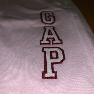 Gapmjukis💓 - Ett par fina mjukisar från GAP. För stora för mig när jag köpte dem osen har dem bara skräpat i lådan😽 startar priset på 150kr + frakt