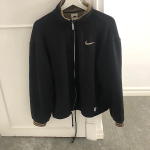 Vintage Nike tröja  - Säljer denna snygga vintage tröja! Fint skick ett litet hål som är lagat men syns lite( skriv för bild ) Är oversize💓💓
