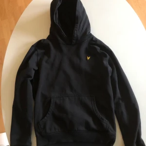 Lyle & Scott Hoodie - Utan snören i luvan. Obs! Storleken i tröjan är 12/13 years men det motsvarar storlek xs.