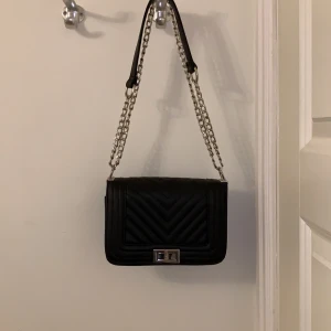 Väska - Andvänts ett fåtal gånger annars är den i bra skick. FRI FRAKT