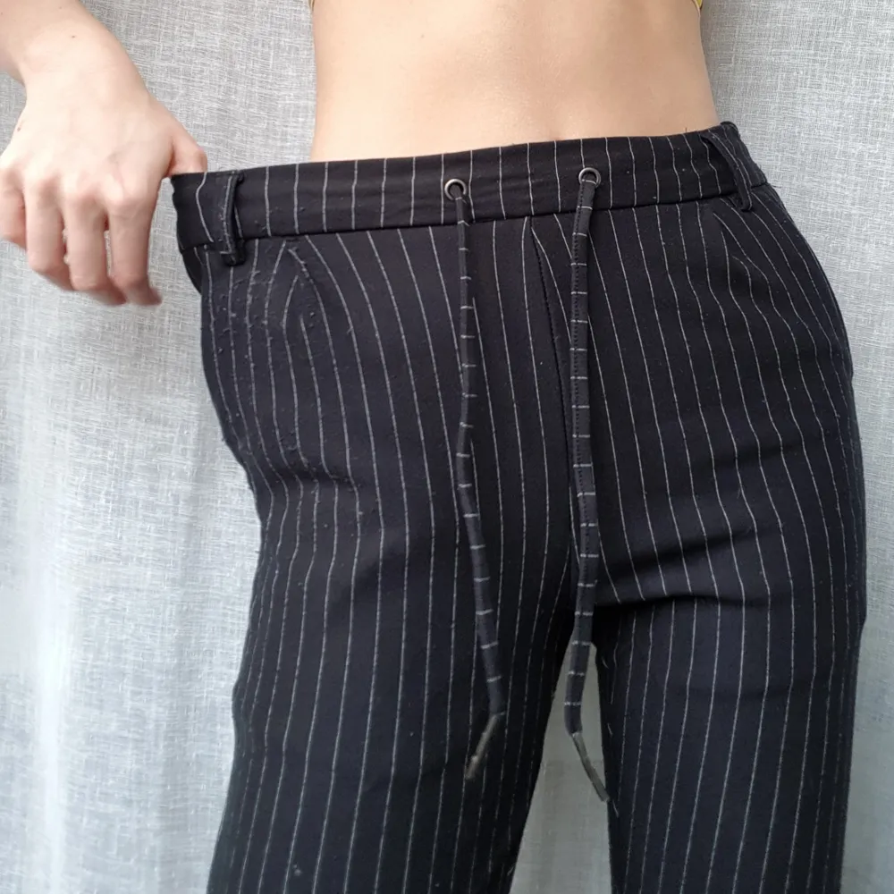 Strechiga kostym-liknande byxor. Jättesköna men inte riktigt min stil längre, så tycker de förtjänar ett nytt hem 😊. Jeans & Byxor.