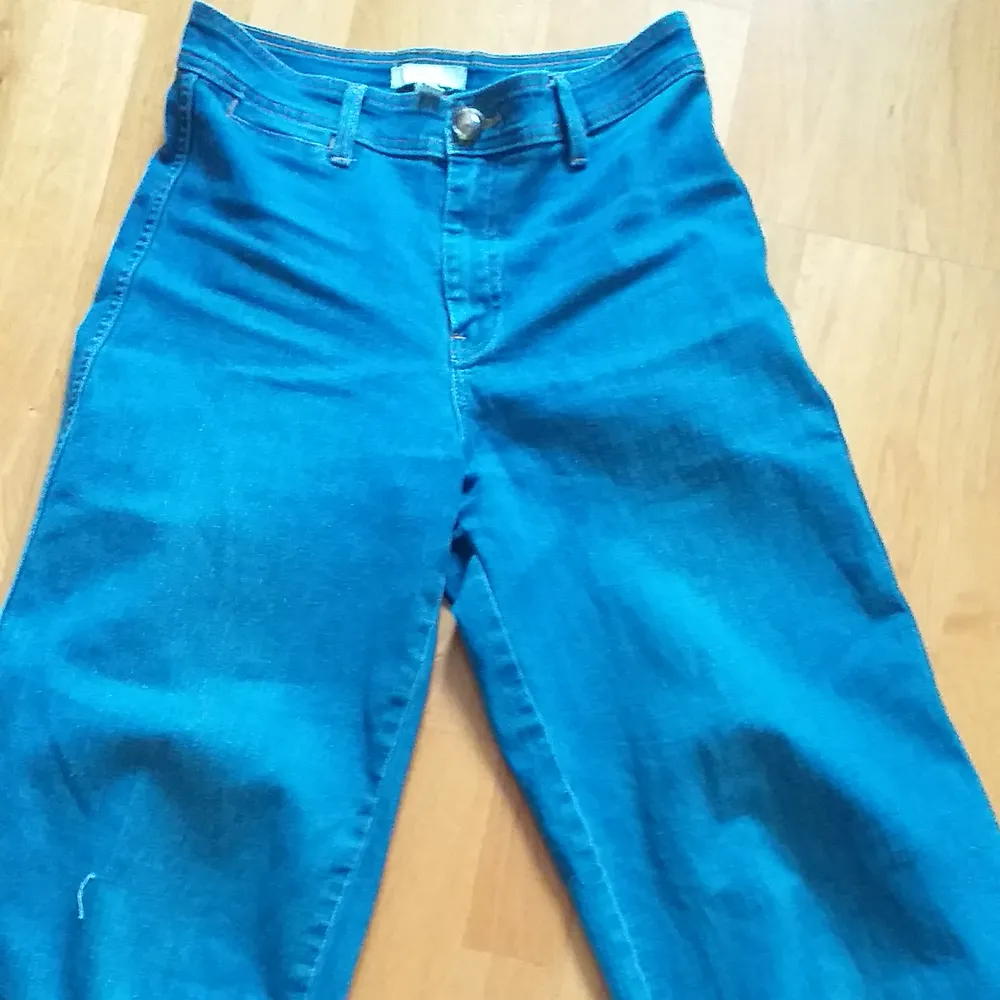 Asnajs vida jeans i bra skick!! Säljs då de är för korta för mig som är 174 cm men modellen ska också vara kortare❤. Jeans & Byxor.