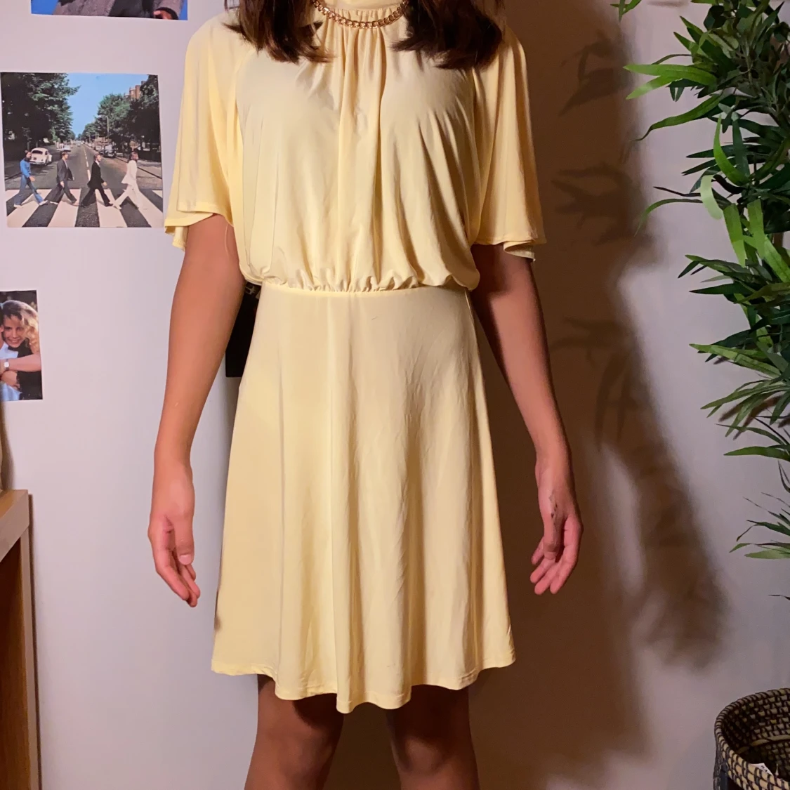 SÖT GUL KLÄNNING