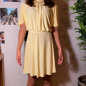 SÖT GUL KLÄNNING - En supergullig söt klänning som passar till alla tillfällen! Köpte står för frakt💕