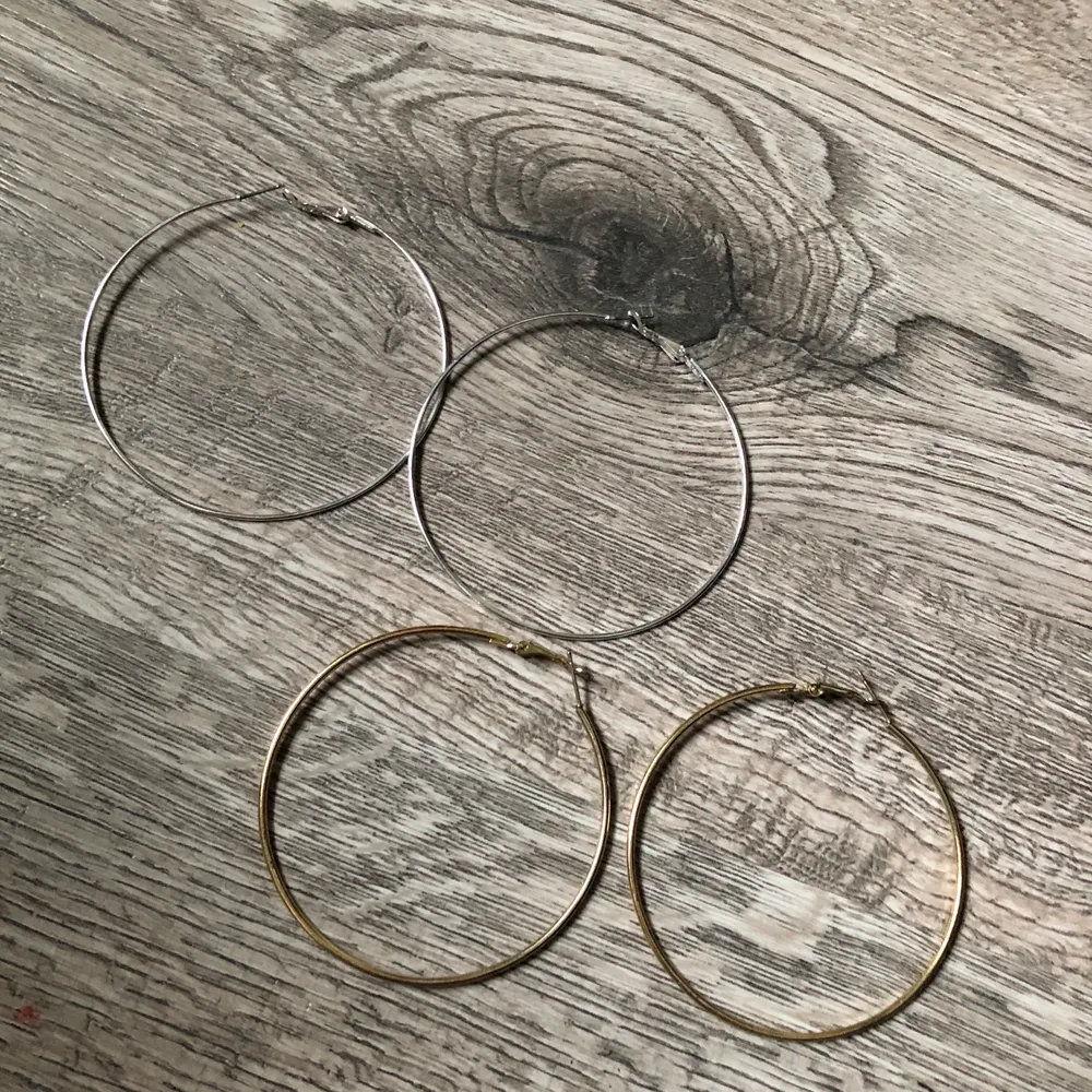 Stora ring örhängen i silver och guld från HM aldrig använda, 50 kr st eller båda för 75 kr. Accessoarer.