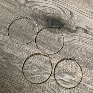 Stora ring örhängen i silver och guld från HM aldrig använda, 50 kr st eller båda för 75 kr