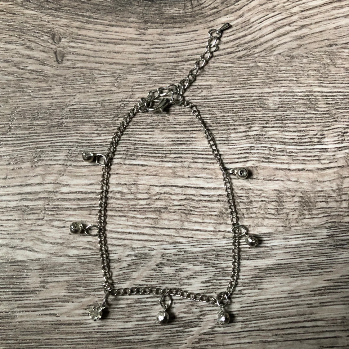 Silvrig fotlänk med diamanter