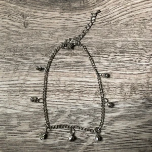 Silvrig fotlänk med diamanter - Väldigt sparsamt använd fotlänk med små diamanter, 30 kr
