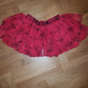 Burleska tyllkjol  - Röd tyllkjol med spindlar på från märket Burleska. One size (för vuxna). Köpt på Shock för några år sedan, aldrig använd. Passar bra nu inför halloween eller till vardags om man har den stilen.  Köparen står för frakten.  
