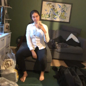 Vit GANT-skjorta i nyskick - Super snygg vit gant skjorta med ljusblåa detaljer. Perfekt basplagg eller om man vill va extra fin! 