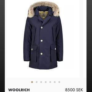 Woolrich Vinter jacka som är använts en vinter. Super fin och är i ett så bra skick, original pris 8500.