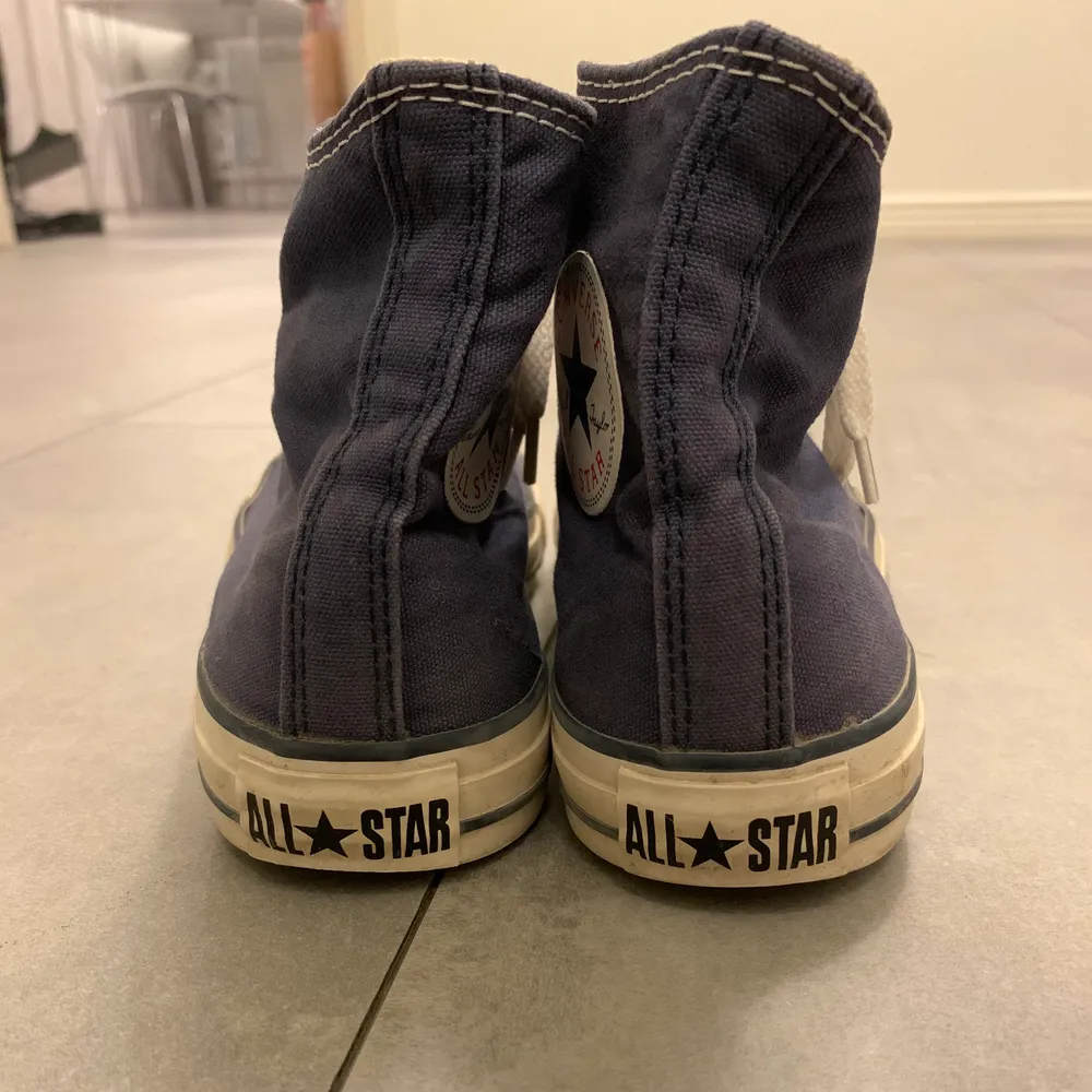 Äkta Converse i färgen marinblå. Denna är i storlek 39, men passar också 38. I väldigt bra skick, endast använda upp till 2-3 gånger. Högsta bud just nu: 350kr + fraktkostnad tillkommer på 65kr. Skor.