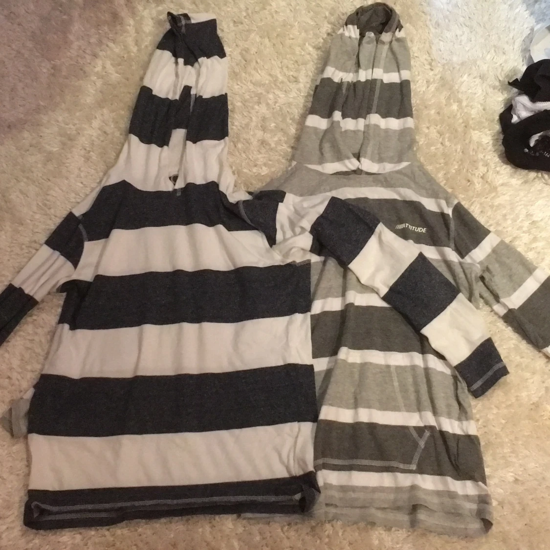 Två hoodies med tunnt tyg från Cubus. - 90