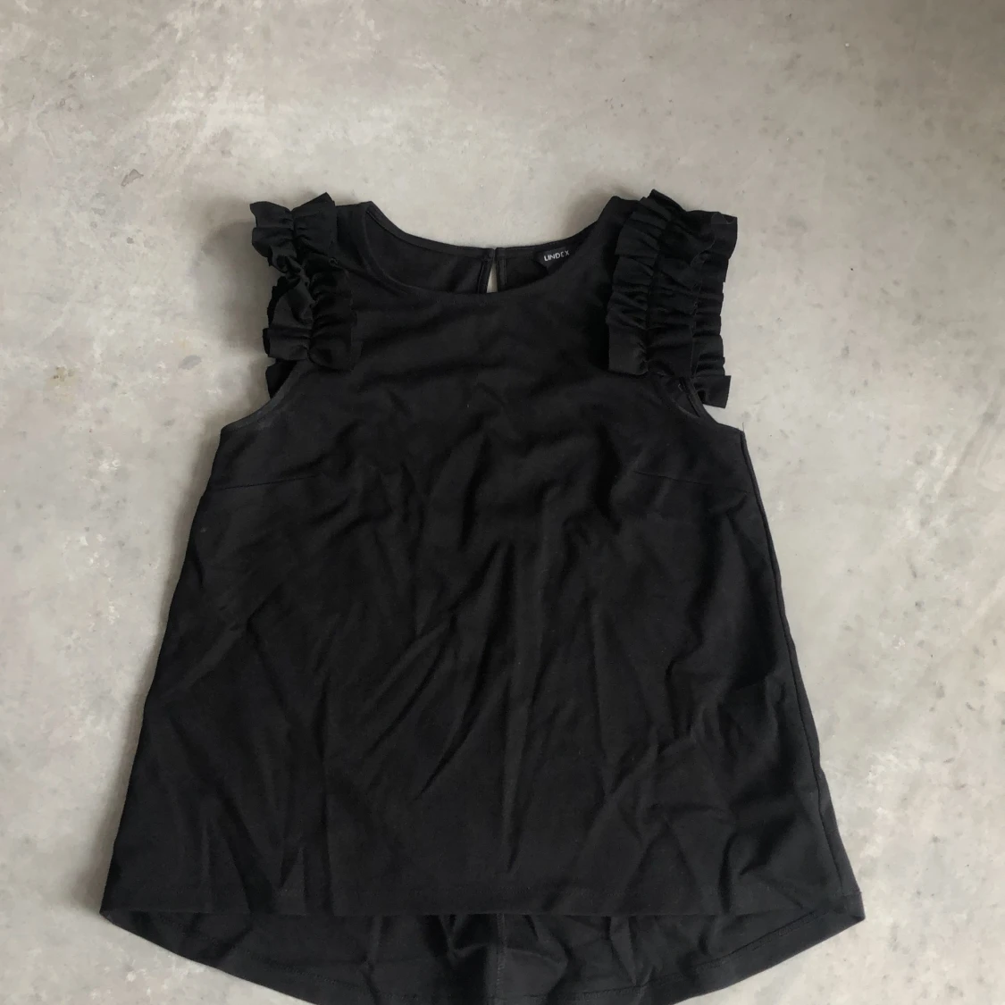 Svart linne med detaljer