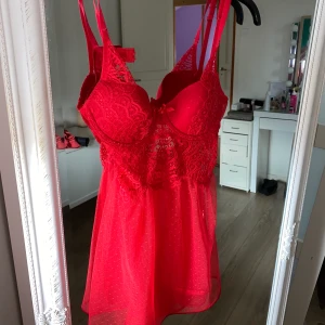 Nattlinne  - Köpt på hunkmöller , använd 1 gång och säljs då den är för liten för mig. Frakt är inräknat 