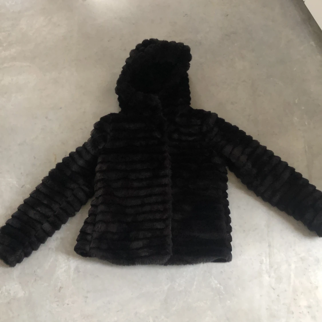 Fake pälsjacka med luva 