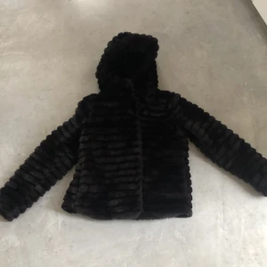 Fake pälsjacka med luva  - Andvänd ca 20 gånger bra skick fortfarande, enda negativa är att en av knapparna har lossnat lite men går lätt att sy dit för hand igen. 