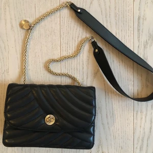And other stories väska  - Superfin väska från and other stories med guldiga detaljer. Ordinarie pris ca 1200 kr, gott skick. Säljer då den inte kommer till användning. Frakt betalar köparen eller mötas i Sthlm 