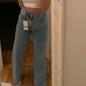 Zara jeans 90’s full lenght  - Från Zara i storlek 38, använda 2 gånger men kommer inte till användning längre. Köparen står för frakt , 190 kr eller högsta bud. Nypris 400kr 
