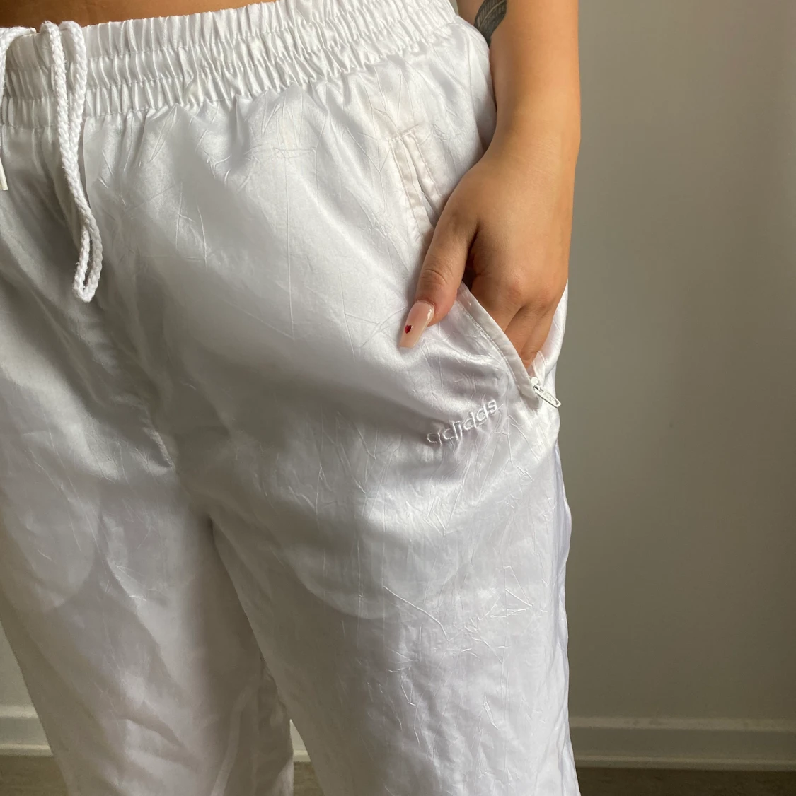 Glansiga Adidas byxor  - 90