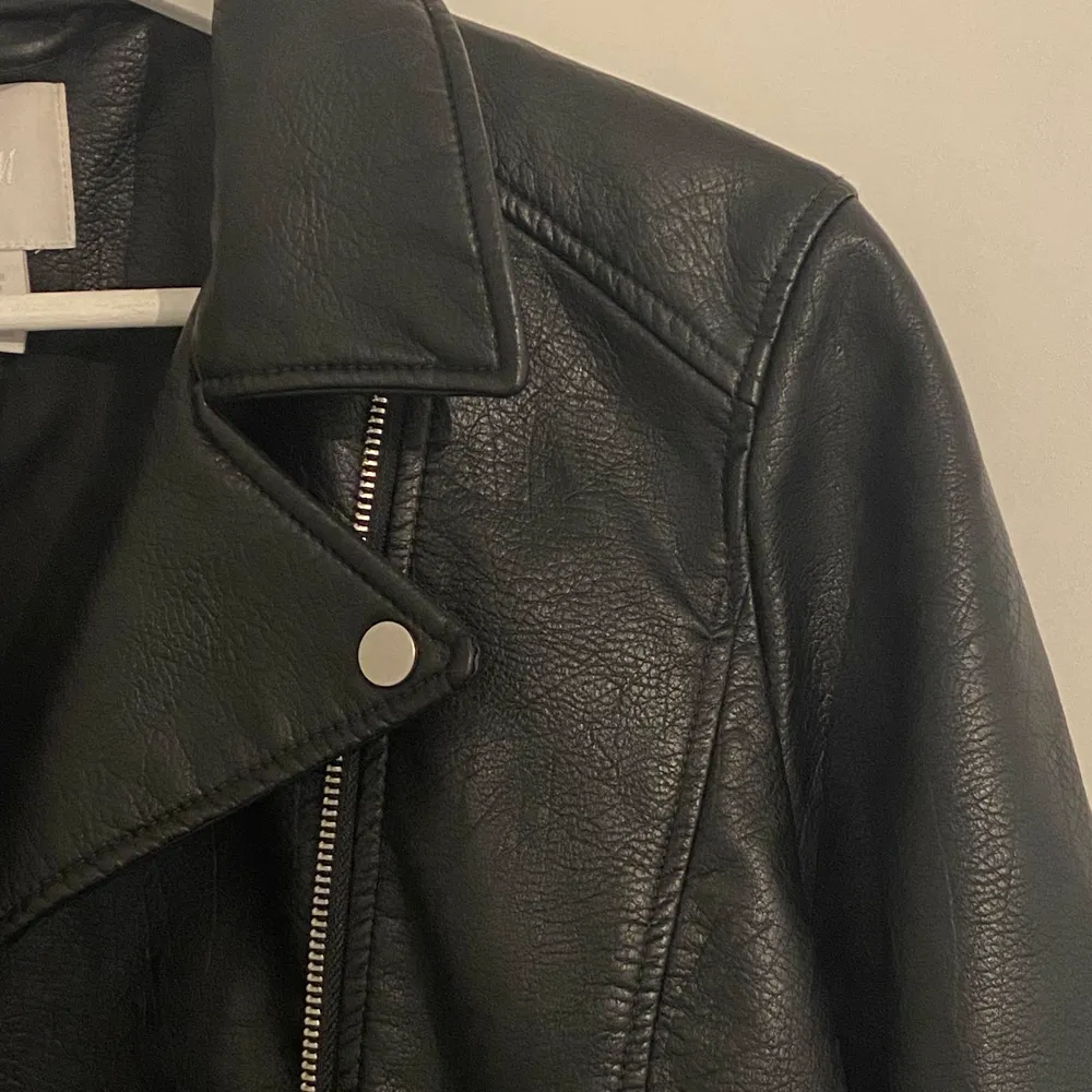 Svart bikerjacka i läderimitation från H&M, använd ett fåtal gånger. . Jackor.