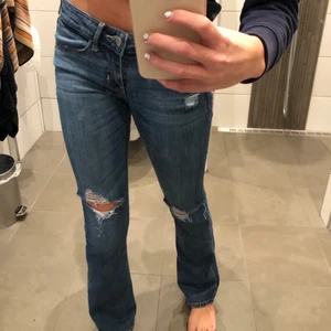 Lågmidjade bootcut jeans - Lågmidjade jeans med hål från Hollister 