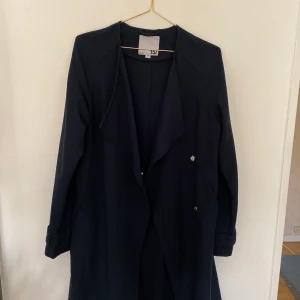 Mörkblå Kappa - Mörkblå tunn kappa från lager 157. I princip aldrig använd, i ny skick!🤩 Frakt tillkommer✨