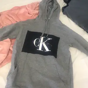 Jätte fin Calvin Klein hoodie i storlek S men. 