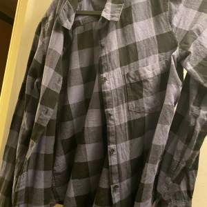 Blå rutig skjorta - Bra skick. nästan aldrig använd 