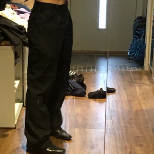 Svarta kostymbyxor - Ett par pösiga classy svarta kostymbyxor passar till allt! Har flera par redan, alla kommer inte t användning! 