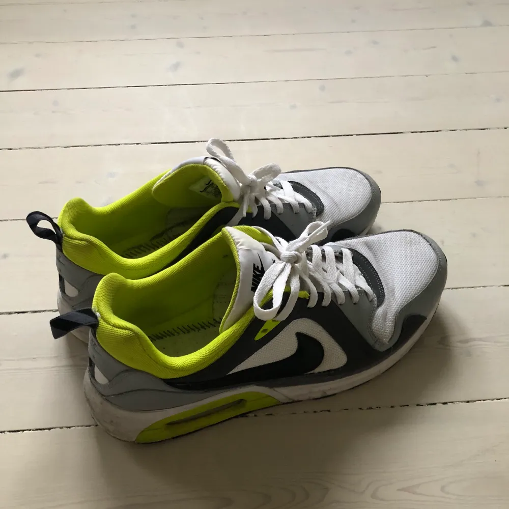 Neongröna, grå och svarta Nike Air Max i storlek 46. Skor.