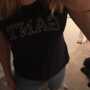 Gant T-shirt💓 - En marinblå Gant T-shirt. Använd ganska mycket men ändå bra skick. Köpt för 400kr, köparen står för frakt🙂