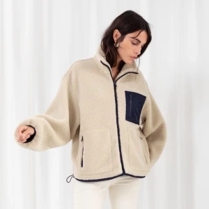 Other stories Teddy jacka  - Hej! Super fin jacka från other stories i Storlek M men sitter snyggt oversized om du brukar ha S! 