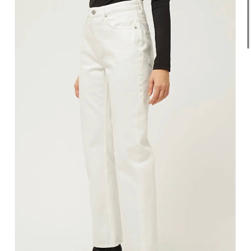 Säljer dessa slutsålda vita jeans i modellen voyage från weekday. Säljer pga att de tyvärr inte kommer till användning och knappt använda så de är i bra skick! Dessa är även slutsålda i denna storleken på hemsidan! Frakt tillkommer😇. Jeans & Byxor.