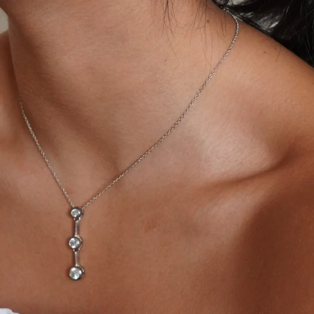 ”Diamant” halsband och örhängen. Använder sällan smycken som skimrar och glittrar så därför säljer jag detta. Säljer de för 20kr separat, båda för 30kr:) Vid frågor är det bara att höra av sig!. Accessoarer.