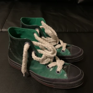 Jw Andersson converse eu 43 - i princip nya och använda ungefär en gång, har med båda skosnörena däremot inte lådan. Pris går att diskutera