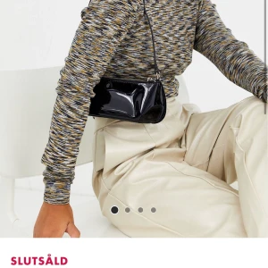 Liten Shiny Axelväska - Säljarna denna baugetteväska från ASOS som endast är använd 1 gång💞 perfekt storlek för en mobil, plånbok och nycklar. Bild är lånad från ASOS, produkten går inte att få tag på längre😌 nypris ca 300. Frakt tillkommer