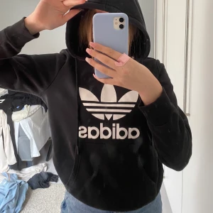Adidas Hoodie - Säljer en adidas hoodie i storlek S. Hoodien är i jättebra skick och använd fåtal gånger 💘 Säljs pga att jag nästan aldrig använder den! (Spegeln är smutsig och inte hoodien)☺️
