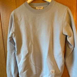 Acne studios collegetröja  - ljusblå tröja från Acne Studios, fint skick. storlek S 