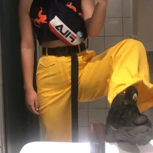 Gula vida byxor - Dessa gula as coola byxor från The ragged priest har inte kommit till användning på det senaste. Har slarvat bort skärpet som med kom men funkar hur bra som helst med andra skärp